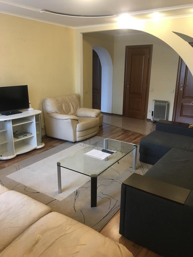 Hotel Service Predslava On Antonovicha Street เคียฟ ภายนอก รูปภาพ
