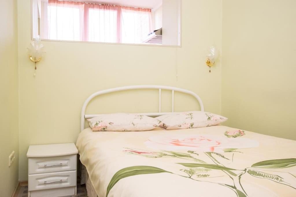 Hotel Service Predslava On Antonovicha Street เคียฟ ภายนอก รูปภาพ