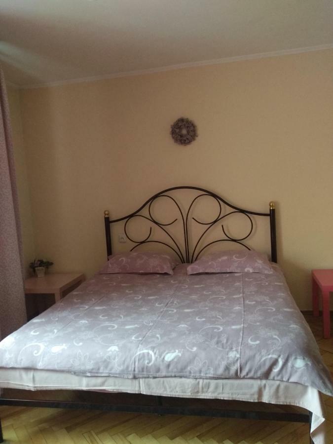 Hotel Service Predslava On Antonovicha Street เคียฟ ภายนอก รูปภาพ